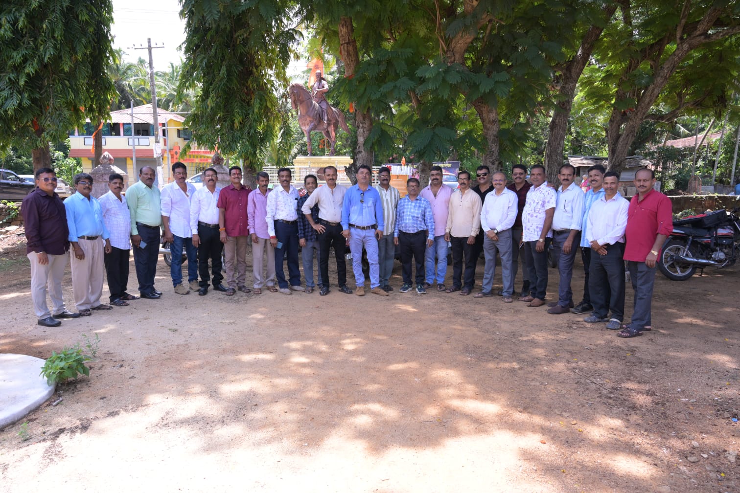 Outdoor alumni group photo
